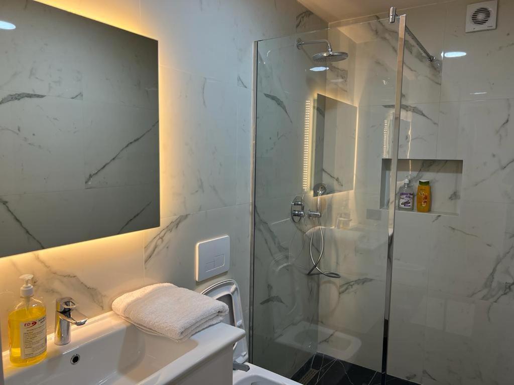 Djakbe Hotel 地拉那 外观 照片